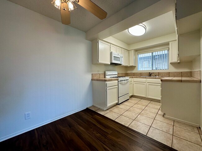 Building Photo - Farmdale Court Apartments