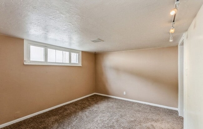 Building Photo - 388 N 300 E