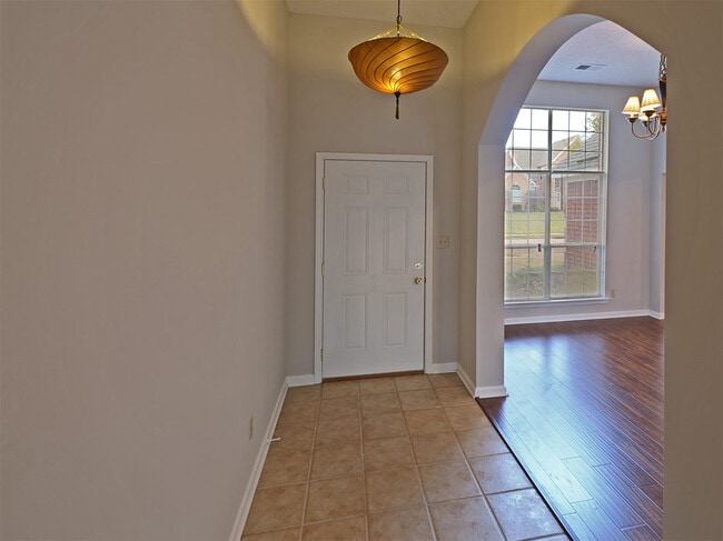 Building Photo - 3 bed, 2 bath near Macon and Houston Levee