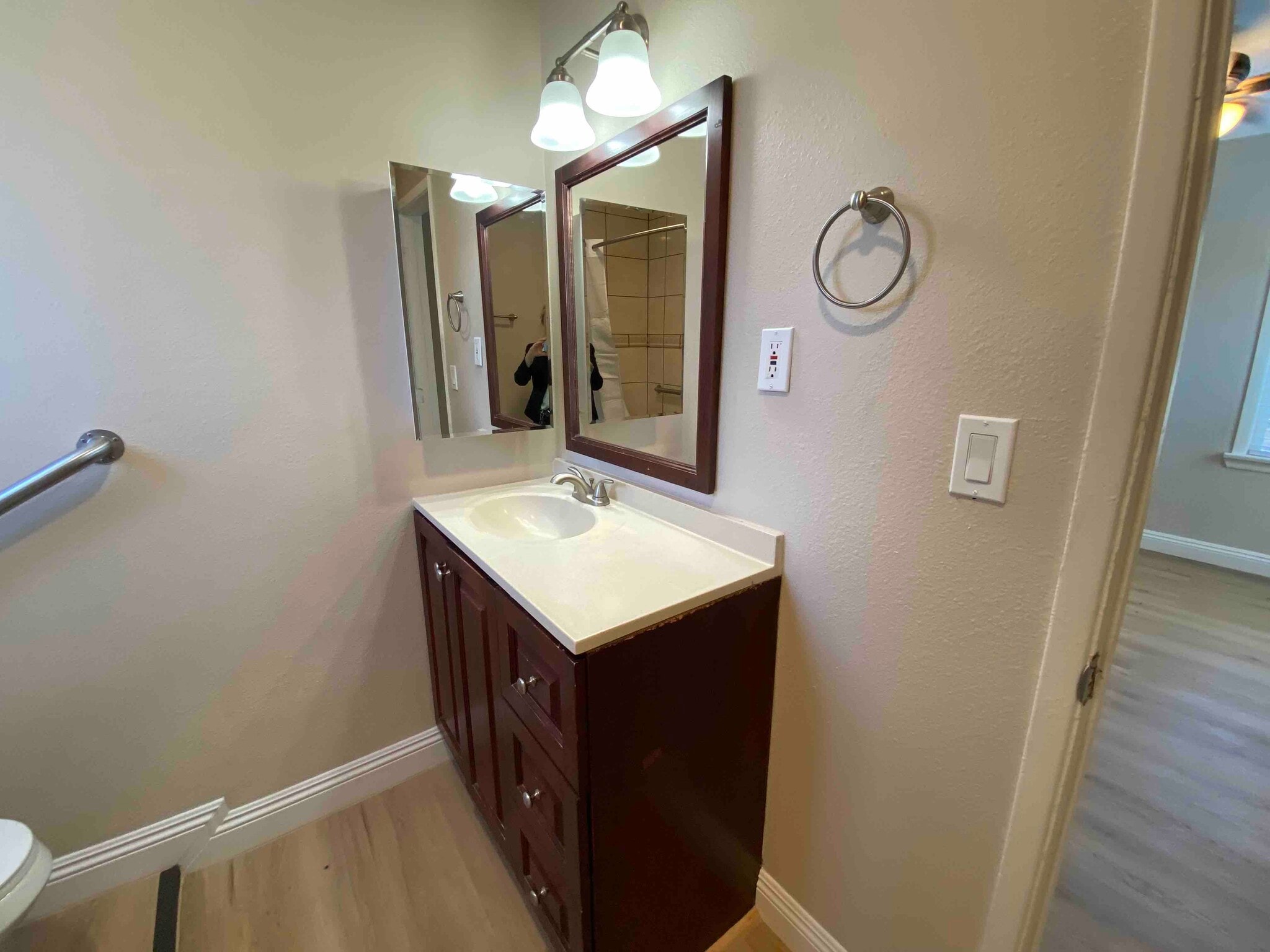 Secondary bathroom - 7610 Lansing Dr