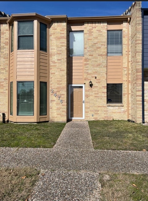 Building Photo - 2476 Country Club Dr