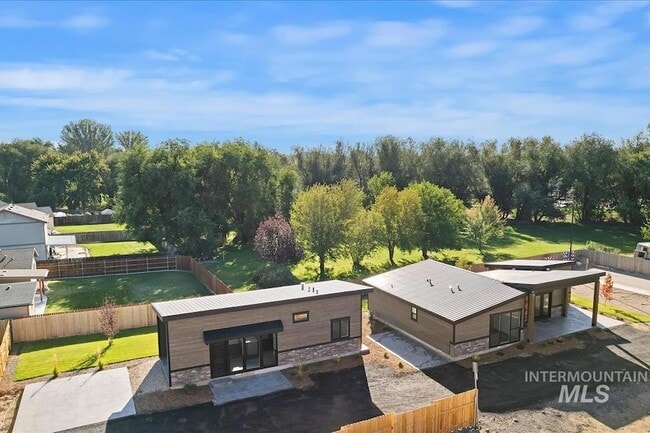 Building Photo - 384 London St