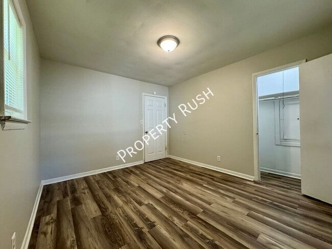 Building Photo - 1014 N Larchmont Dr