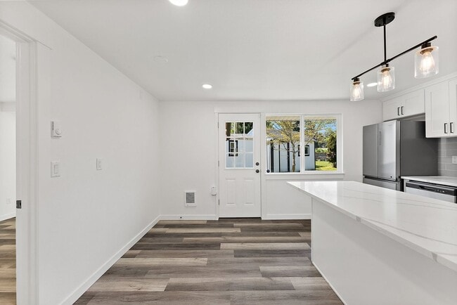 Building Photo - Renovated 3-Bed Rambler in Lakewood | Priv...