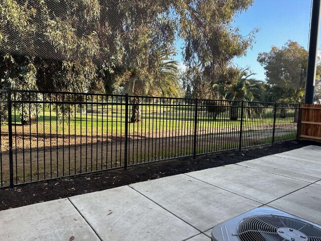 Building Photo - "Charming 3-Bed, 3-Bath Home right on the golf course - 1370 Sq Ft of Cozy Living!"