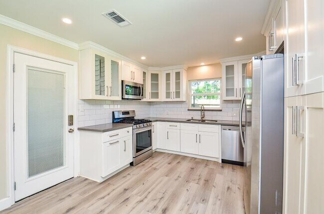 Building Photo - 8330 Waterbury Dr