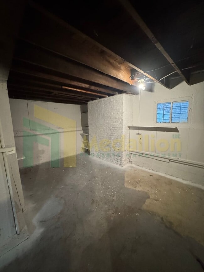 Building Photo - Updated Bungalow - 4Bed - Great location!