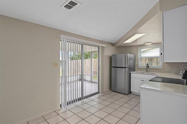 Building Photo - 10014 Sleepy Hollow Ln