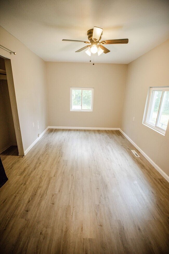 Building Photo - Very nice three bedroom 2 bathroom house available for rent!