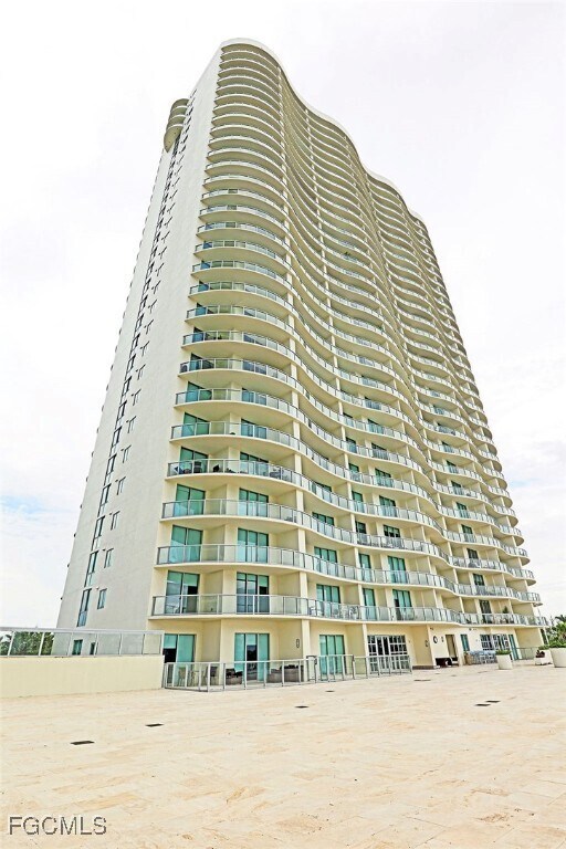 Building Photo - 3000 Oasis Grand Blvd