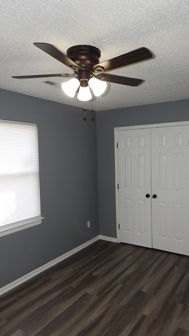 Building Photo - Blue Springs - 2 bed - 1.5 bath Townhome