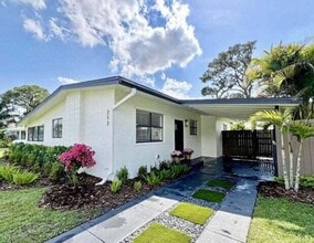 Building Photo - 212 NE Entrada Ave