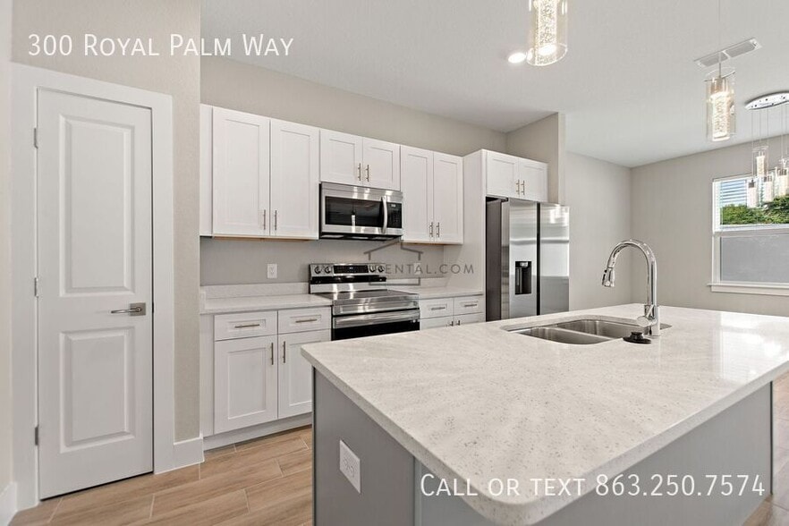 Building Photo - 300 Royal Palm Wy