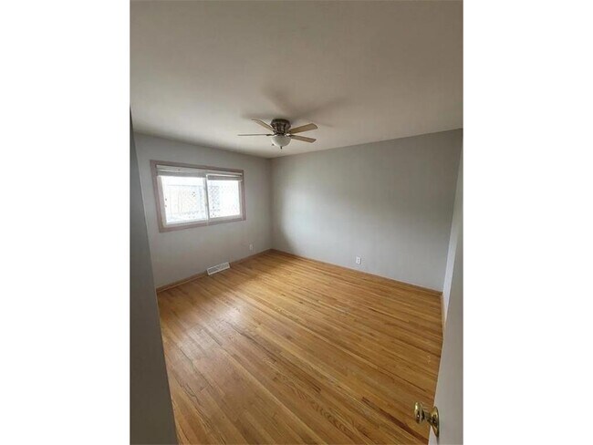 Building Photo - 706 Robinwood Ln