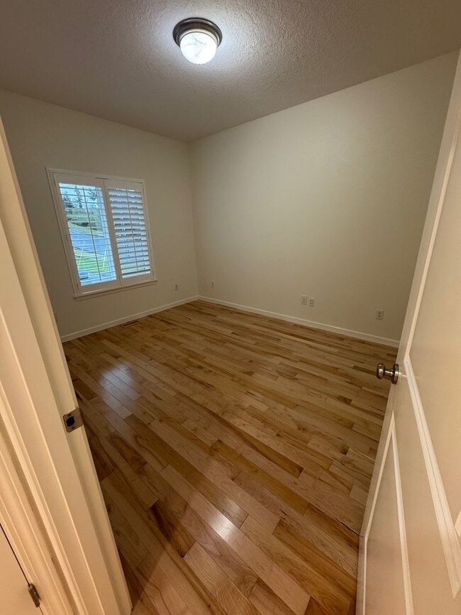 Building Photo - 3 Bedroom 2 Bath at Astoria