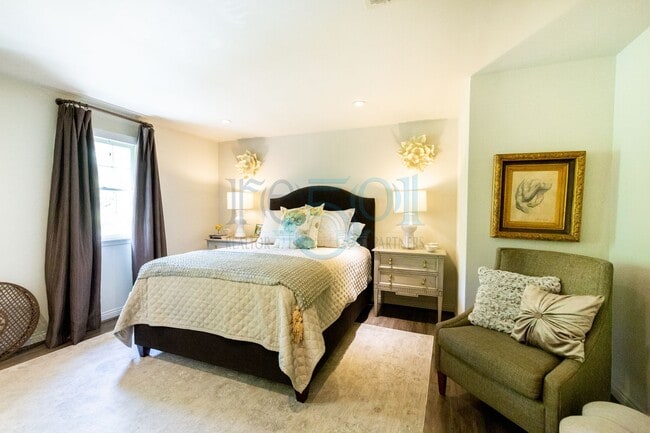 Building Photo - Elegant, updated Pleasant Valley townhome in the heart of WLR