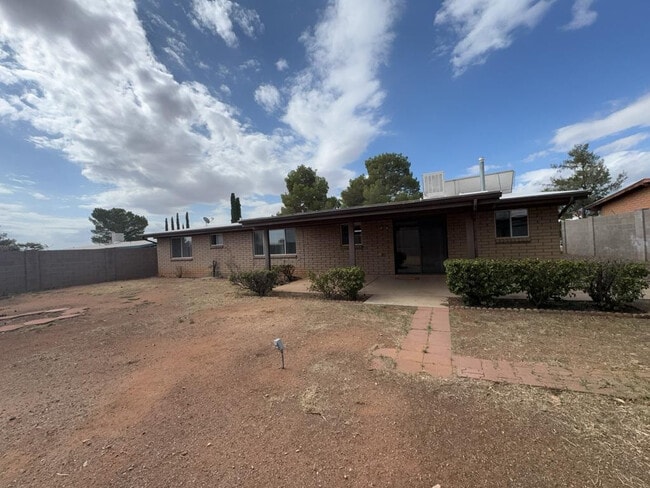 Building Photo - 3733 Sparrow Dr