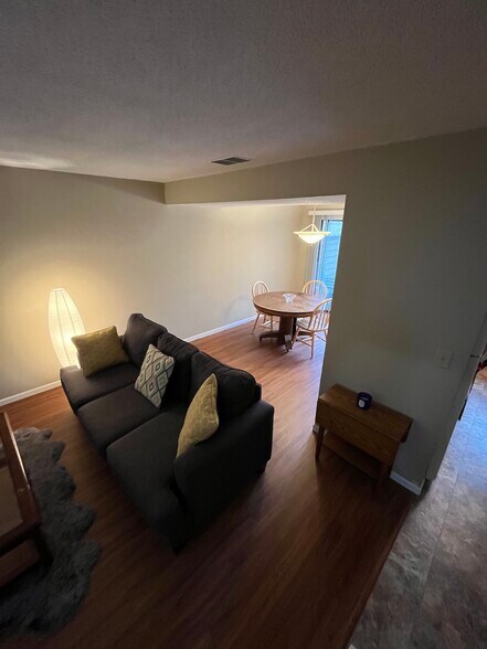 Building Photo - 429 W Eagle Lake Dr