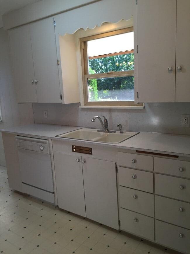 Building Photo - Darling Home in Historic Yakima Neighborhood