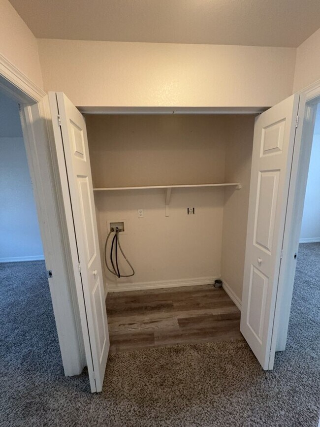 Building Photo - Spacious 3 Bed, 2.5 Bath Home with Oversiz...