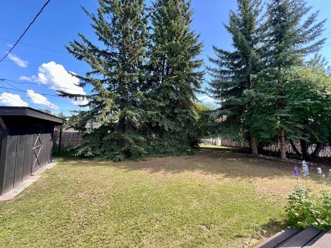 Building Photo - Available Nov 1st / Furnished / 1-Car Gara...