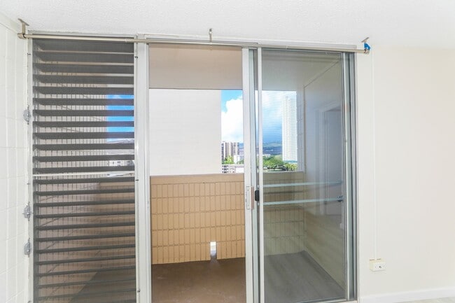 Building Photo - Sunset Lakeview - Fully renovated 3 bedroom, 2 bath on lower floor comes with tandem parking for ...