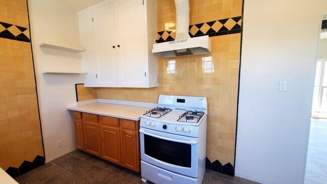 Interior Photo - 1212 - 1218 S Harvard Blvd