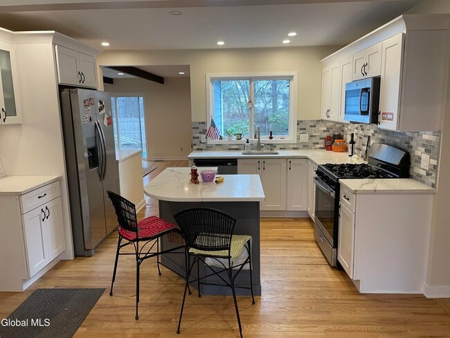 Building Photo - 13 Richards Dr