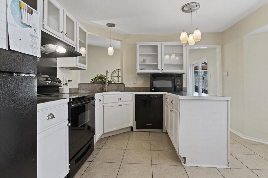 Building Photo - Spacious San Antonio home with open layout and prime location