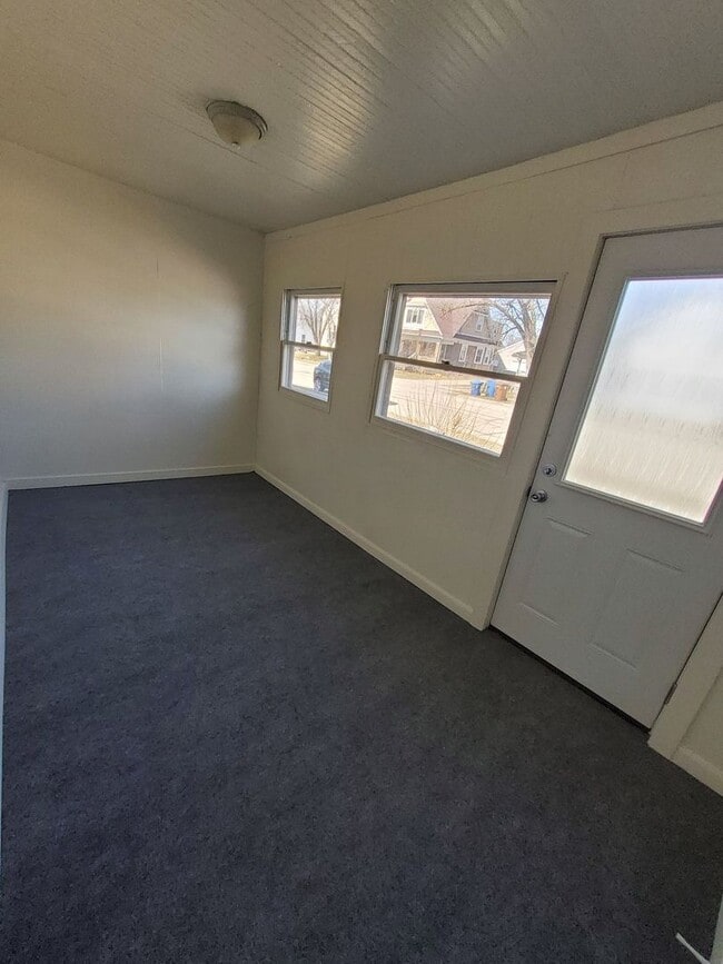 Building Photo - 317 Chute St