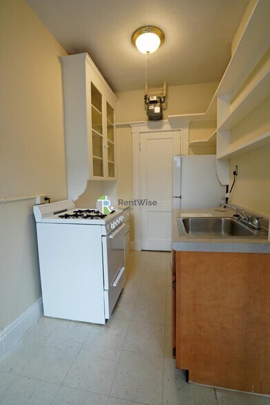 Building Photo - 224 Kelton St