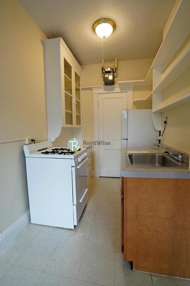 Building Photo - 224 Kelton St