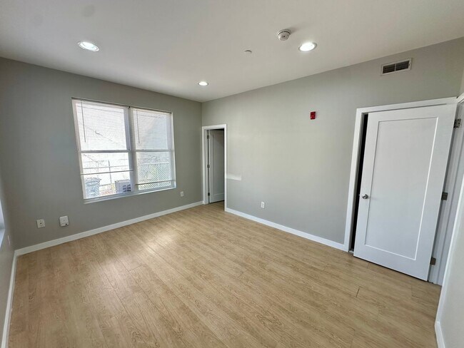 Building Photo - 1507 W Oxford St