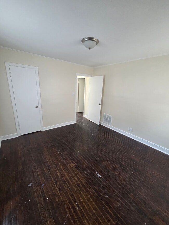 Building Photo - Charming 4BR Home with Spacious Layout, Mo...