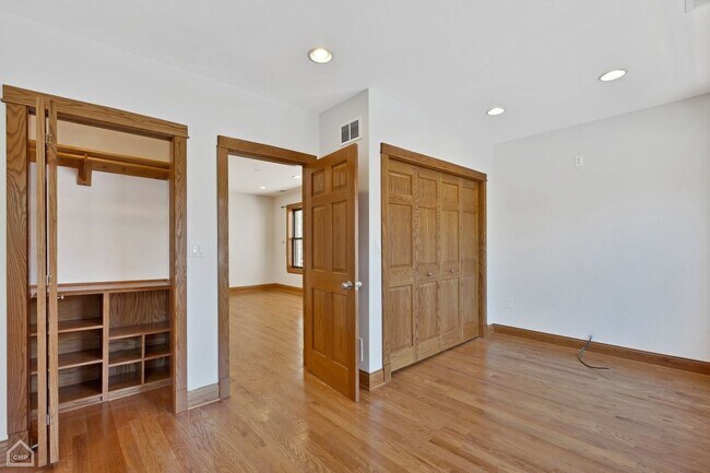 Building Photo - 4544 N Western Ave