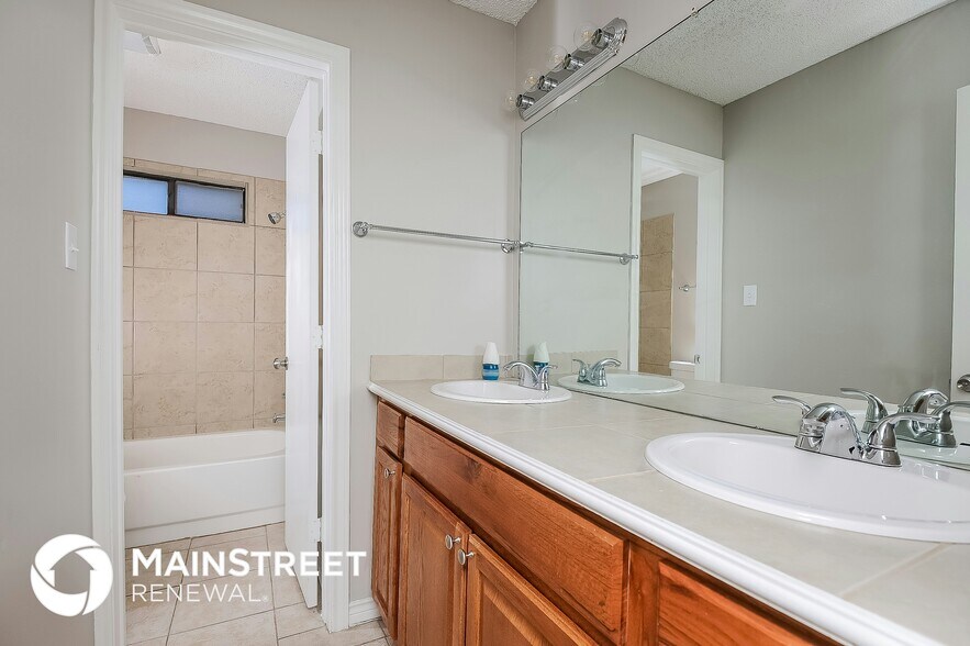 Building Photo - 707 Gunnison Ct