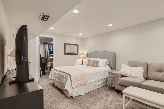 Building Photo - Evolve Real Estate: Spacious 3 Bed 3 bath Townhouse  in LITTLETON! Available 7/5/2026!