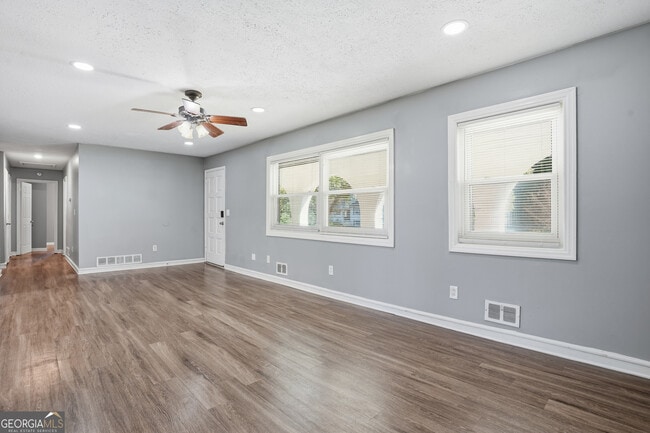 Building Photo - 2419 Greenway Dr