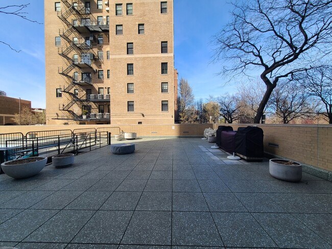 Building Photo - 2400 N Lakeview Ave