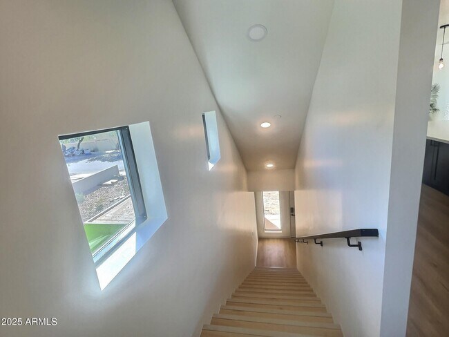 Building Photo - 2502 E Paradise Ln