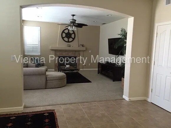 Building Photo - Beautiful 4 Bedroom Home in Great Location