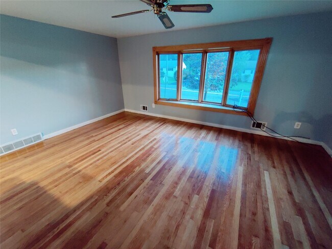 Building Photo - 813 Country Club Rd