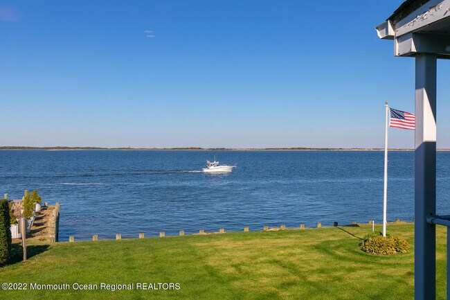 Building Photo - 324 Shore Dr