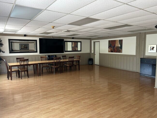Building Photo - 9S 120 Lake Dr