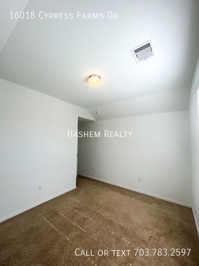 Building Photo - 16018 Cypress Farms Dr