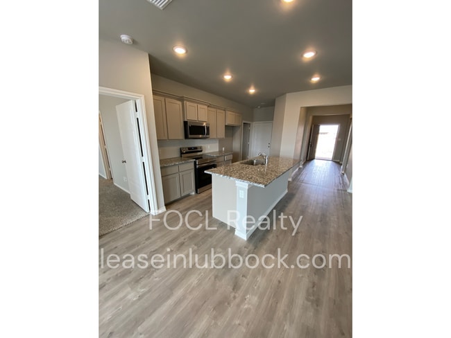 Building Photo - 3 bed 2 bath Open Concept