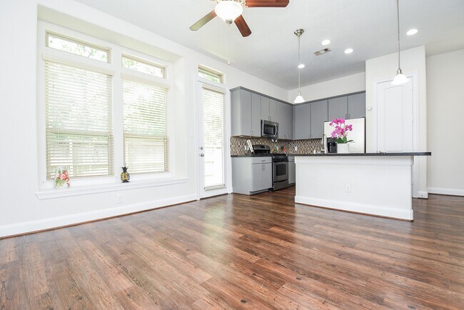 Building Photo - 71 Aventura Pl