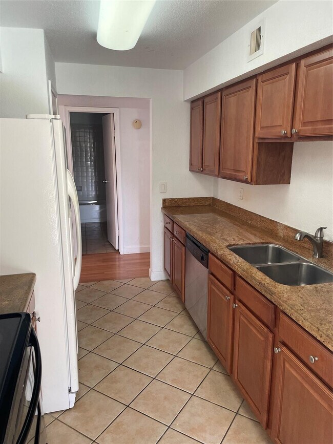 Building Photo - 799 Riverside Dr