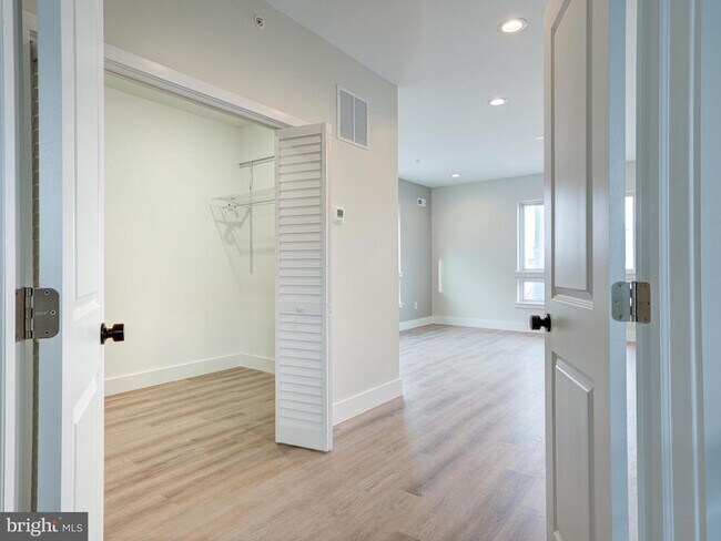 Building Photo - 632 Moyer St