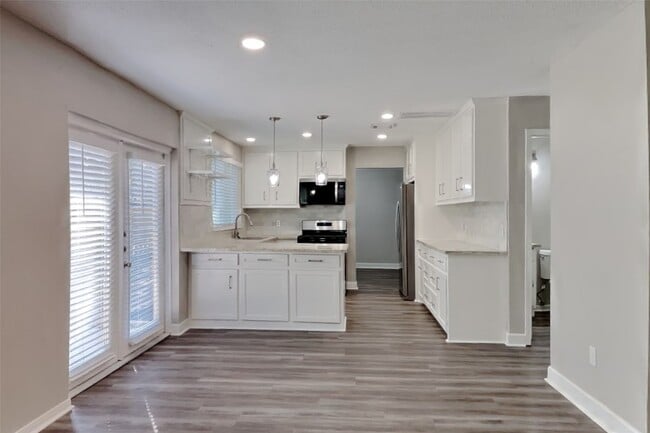 Building Photo - 21263 Park Bluff Dr